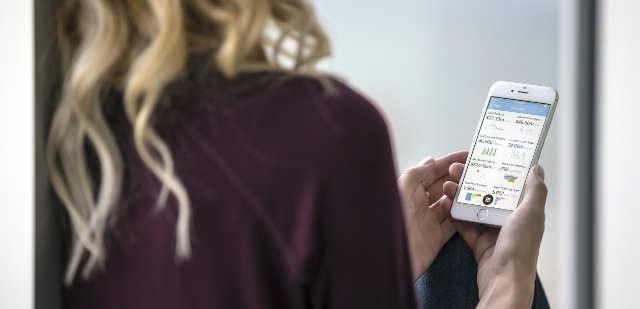 user holding her iphone